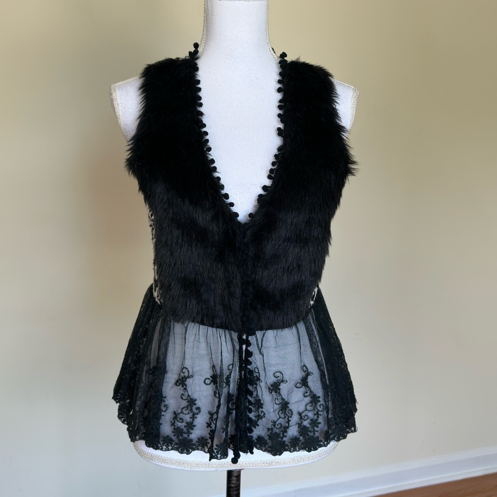 a’reve || Woman’s Black Faux Fur and Lace Vest size small